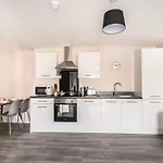 Modern & Bright 2 Bed Apartment In Manchester
