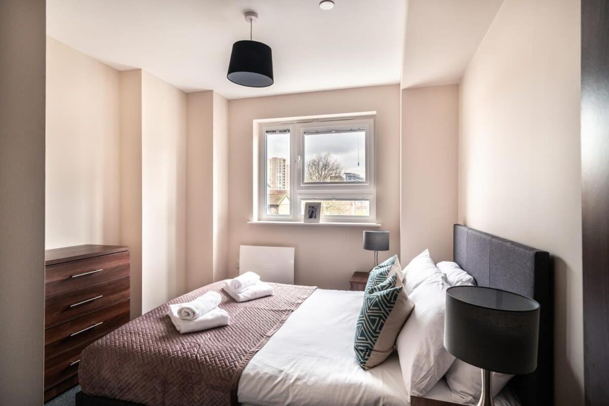 Modern & Bright 2 Bed In